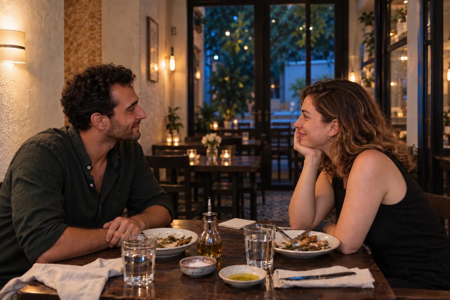 אותו זוג שוב פונה זה אל זה, בלי האמן בתמונה