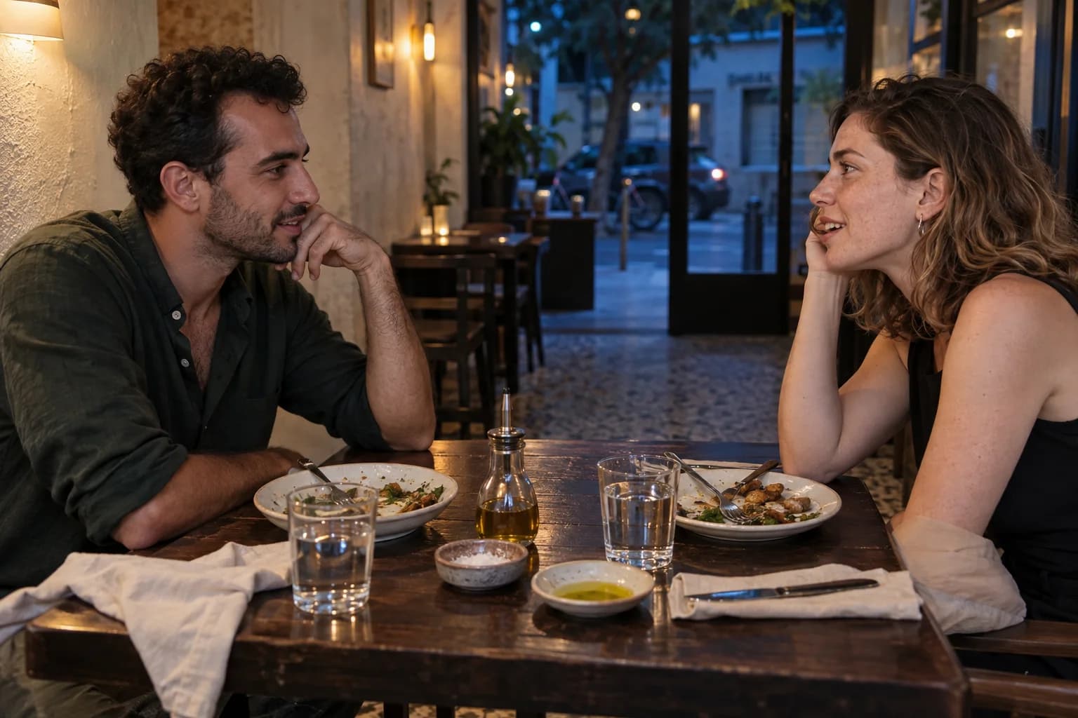 זוג מאויר יושב זה מול זה בשולחן במסעדה
