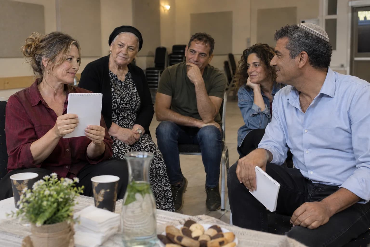 מפגש מאויר באירוע, רגע לפני שאורח מציג ציור לחדר